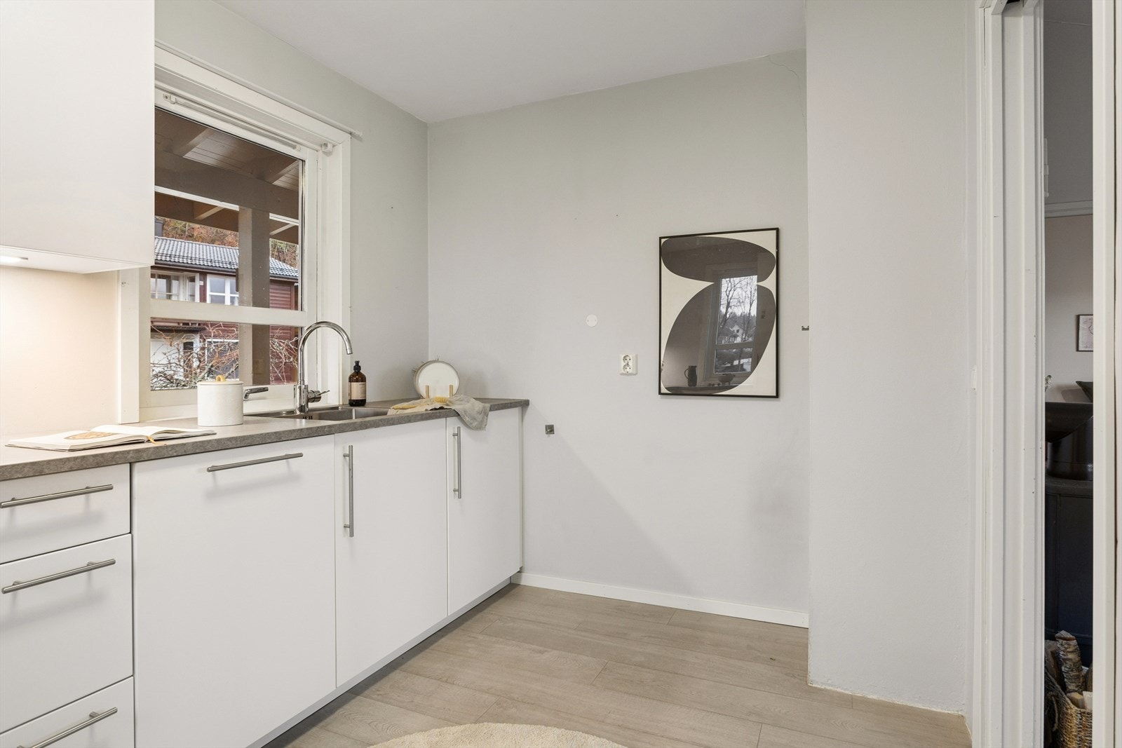 Det er integrert kjøl/fryseskap, oppvaskmaskin, platetopp, stekeovn, skapventilator og komfyrvakt på kjøkkenet. Galleribilde