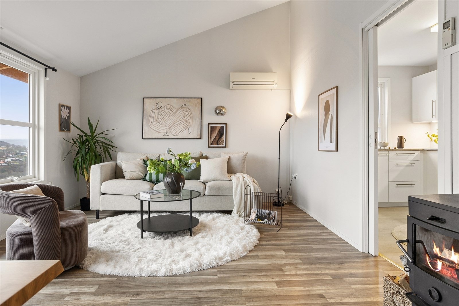 Lys og luftig stue med en generøs takhøyde. Galleribilde