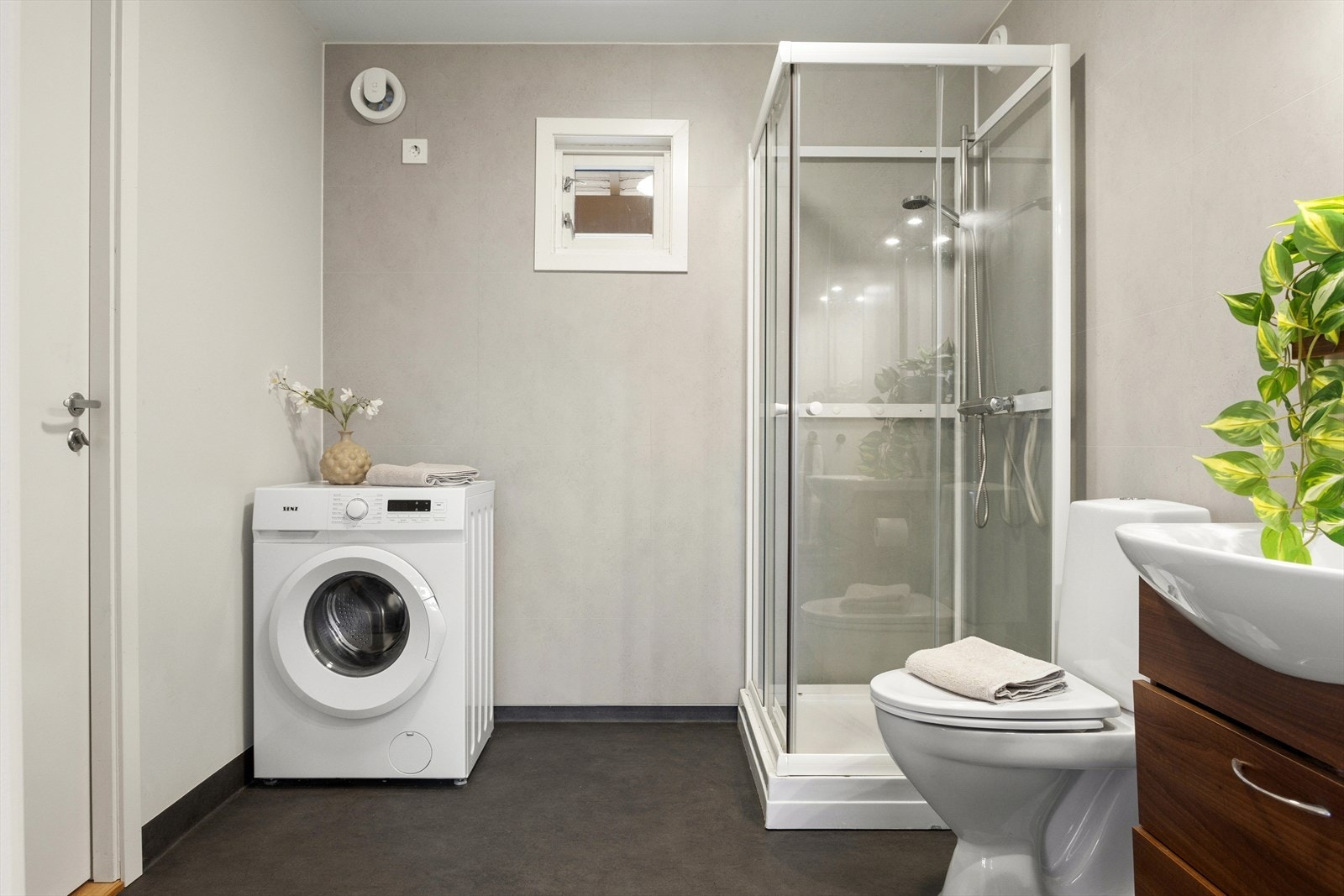 Det er nytt våtromsbelegg, baderomsplater, sluk, røropplegg og elektrisk på badet. Galleribilde