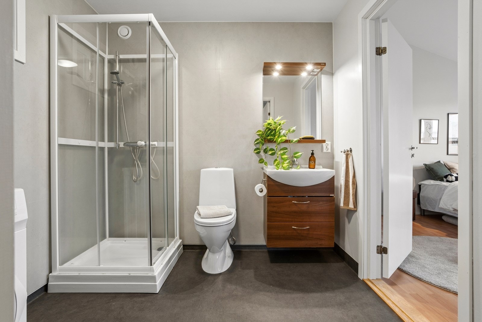 Badet ble pusset opp i 2025 i av Straume Våtrom AS. Galleribilde