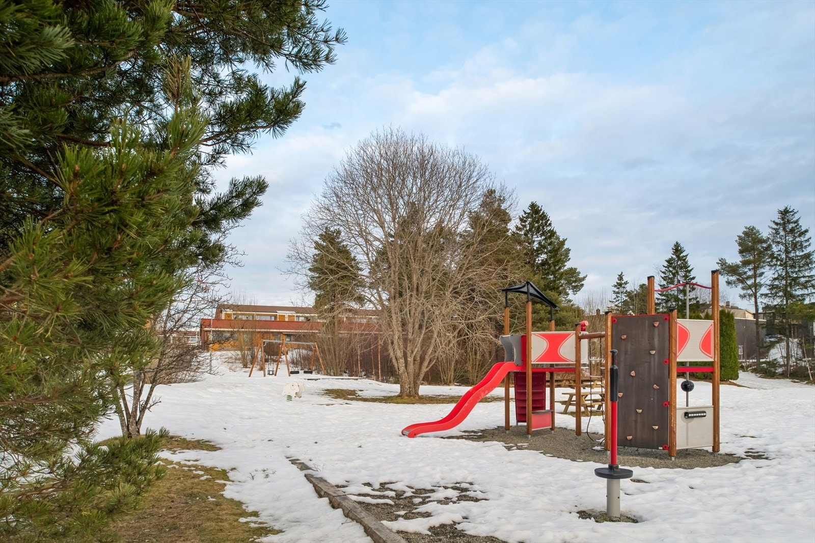 Med flere lekeplasser, fotballbane og marka i gangavstand, er dette et ideelt område for barnefamilier. Galleribilde
