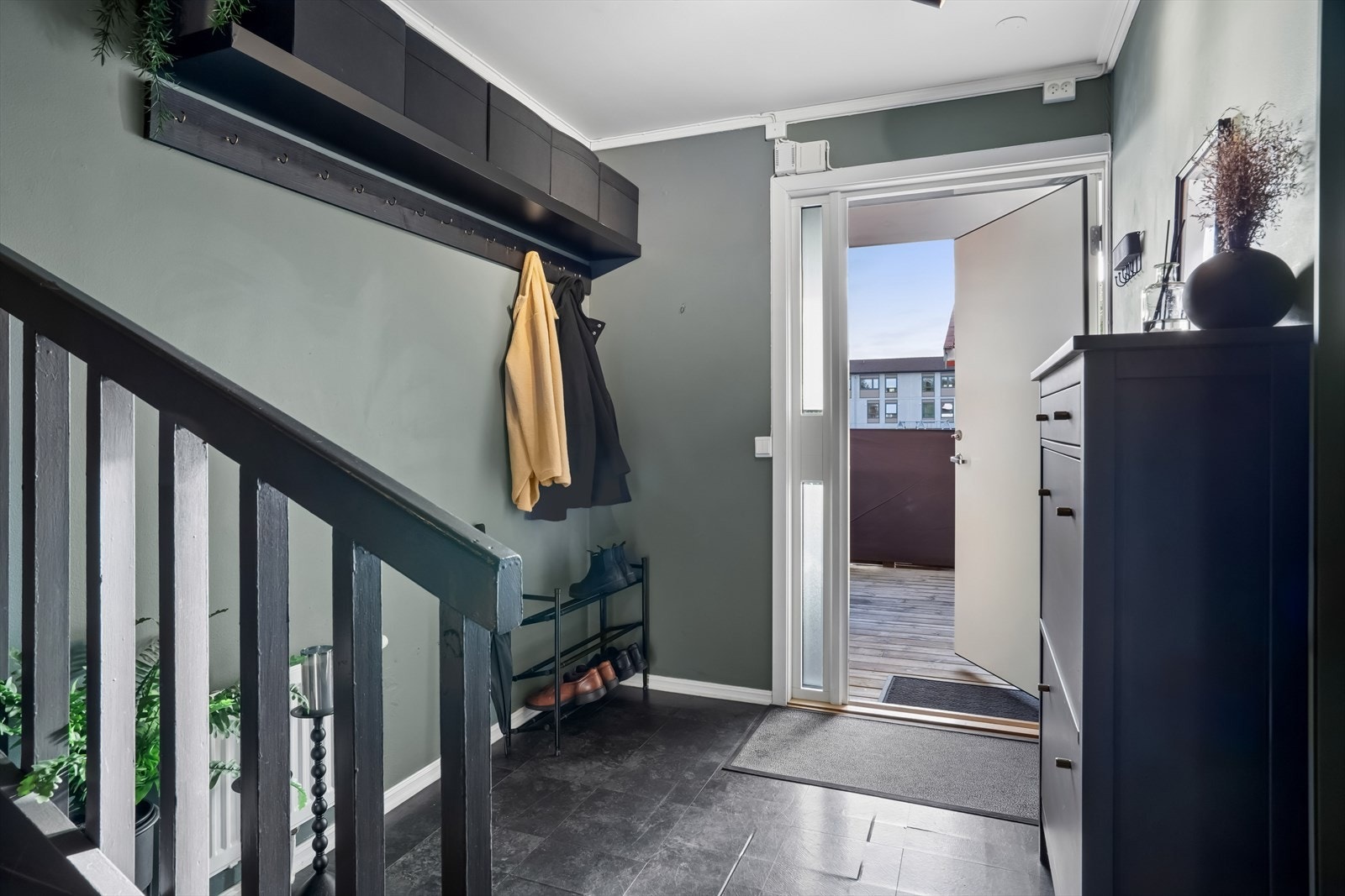 Her ønskes du velkommen inn i en lys og innbydende entré som gir et godt førsteinntrykk av boligen. Galleribilde