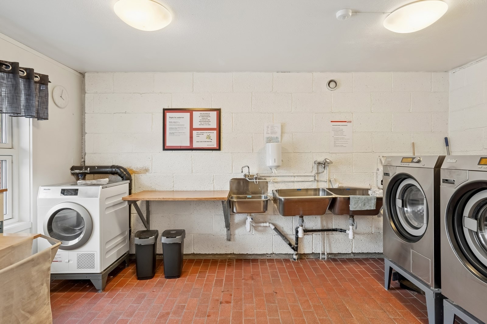 Borettslaget har velholdte fellesfasiliteter, inkludert et praktisk vaskerom og tørkerom. Galleribilde