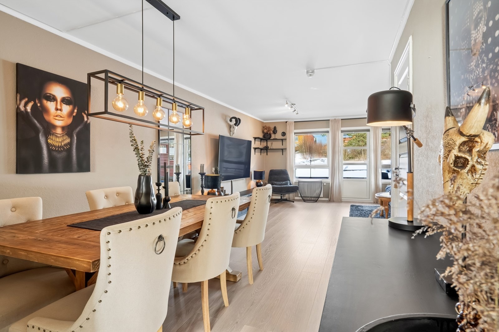 Spisestuen har en naturlig plassering i forlengelsen av stuen, med plass til store selskaper. Galleribilde