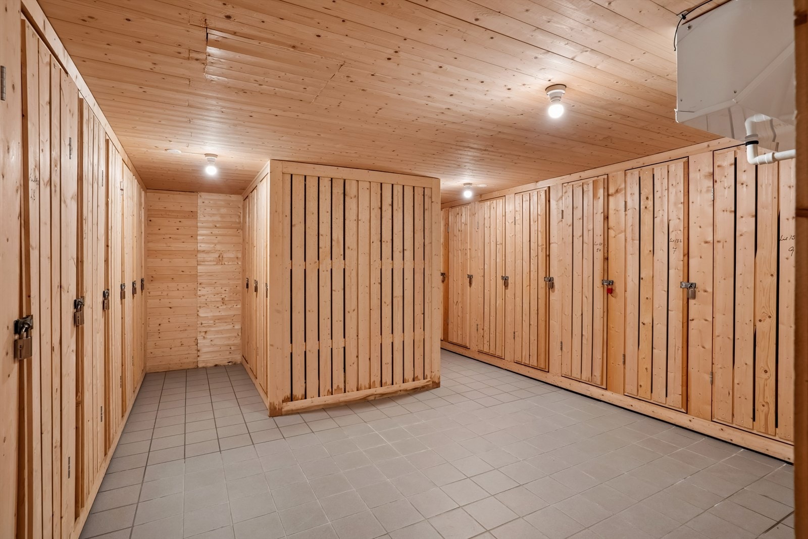 God lagringsplass med to boder i kjelleren, samt tilgang til felles boder og sykkelbod. Galleribilde