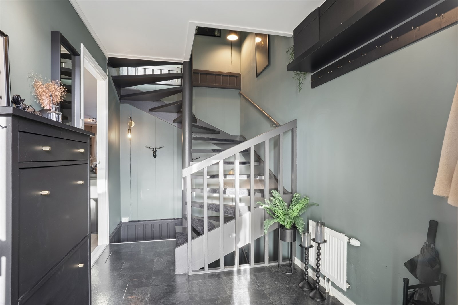 Trappen binder de tre etasjene sammen og understreker den gode flyten mellom rommene. Galleribilde