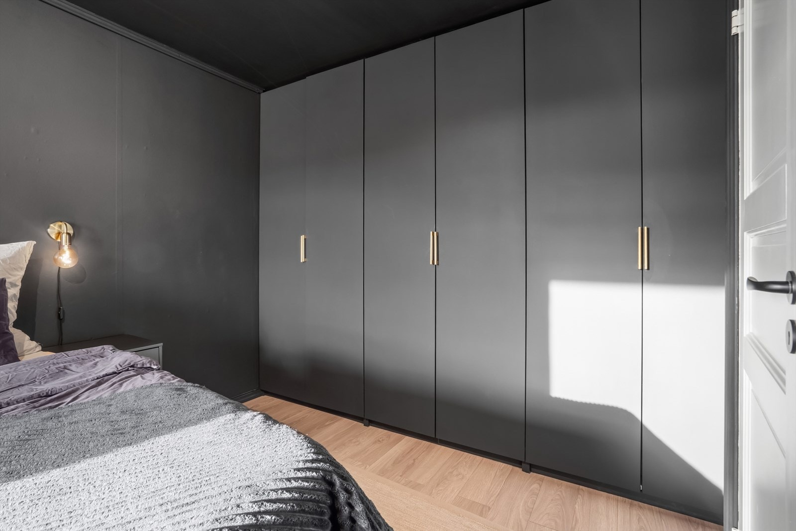 En stor garderobeløsning gir rikelig med oppbevaringsplass i rommet. Galleribilde