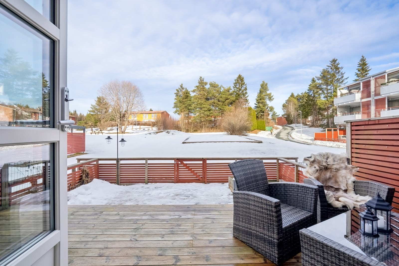 Uteområdene er godt tilrettelagt for et aktivt familieliv, med trygge lekeområder i umiddelbar nærhet. Galleribilde