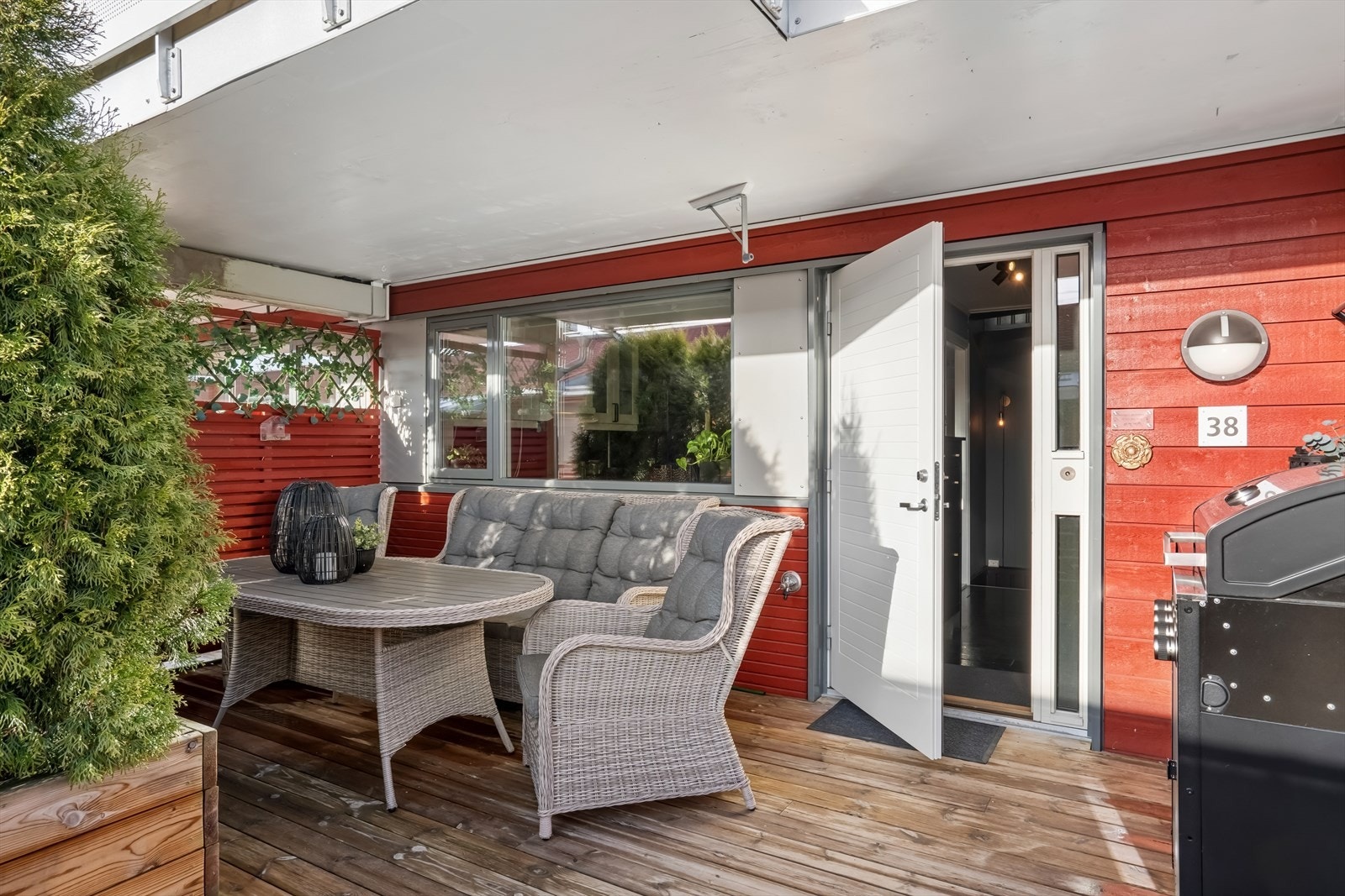 Den skjermede uteplassen ved inngangspartiet er ideell for morgenkaffen. Galleribilde