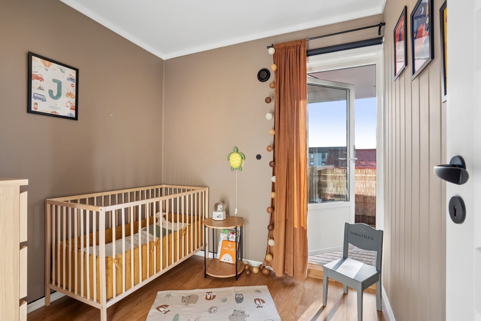 Det andre soverommet har direkte utgang til balkong, og egner seg godt som barnerom eller kontor. Galleribilde