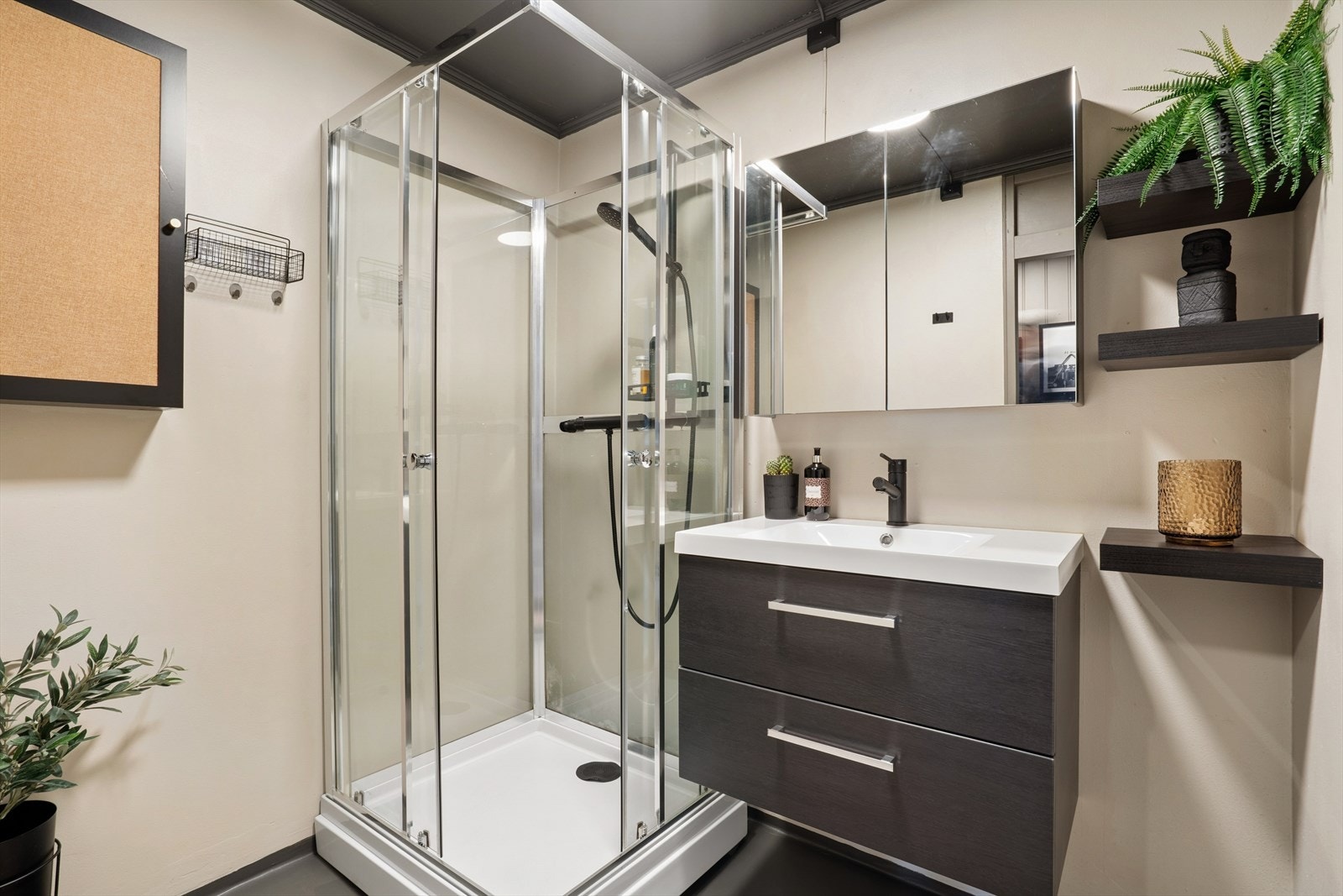 Badet i første etasje ble oppgradert i 2024 og er utstyrt med dusjkabinett og servantinnredning. Galleribilde