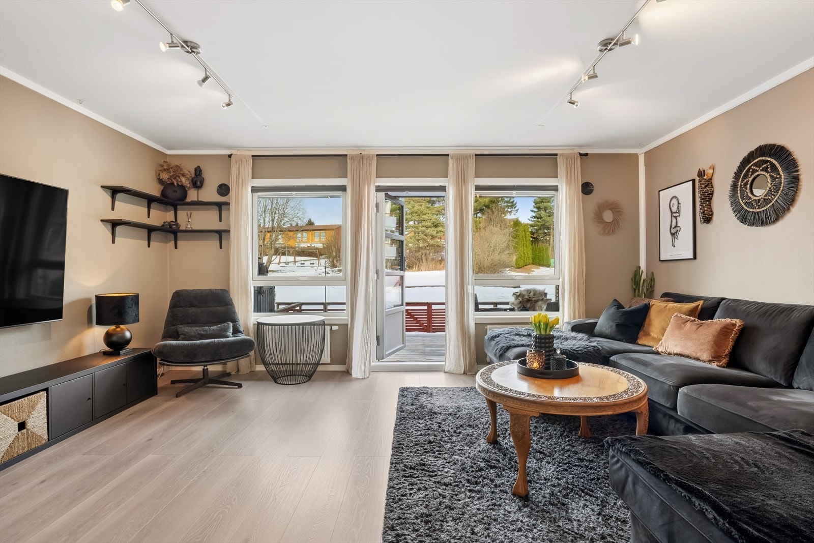 Fra stuen er det direkte utgang til solrik terrasse. Galleribilde