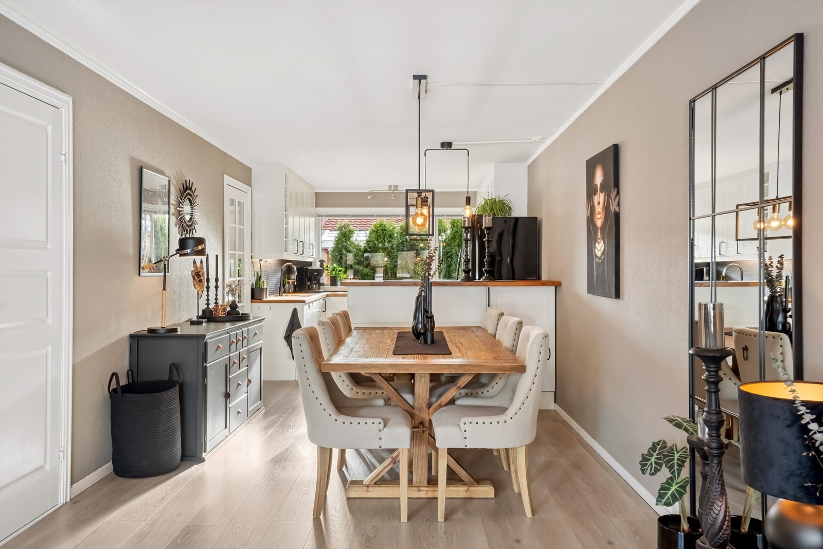 Fra spisestuen er det en praktisk og åpen overgang til kjøkkenet. Galleribilde