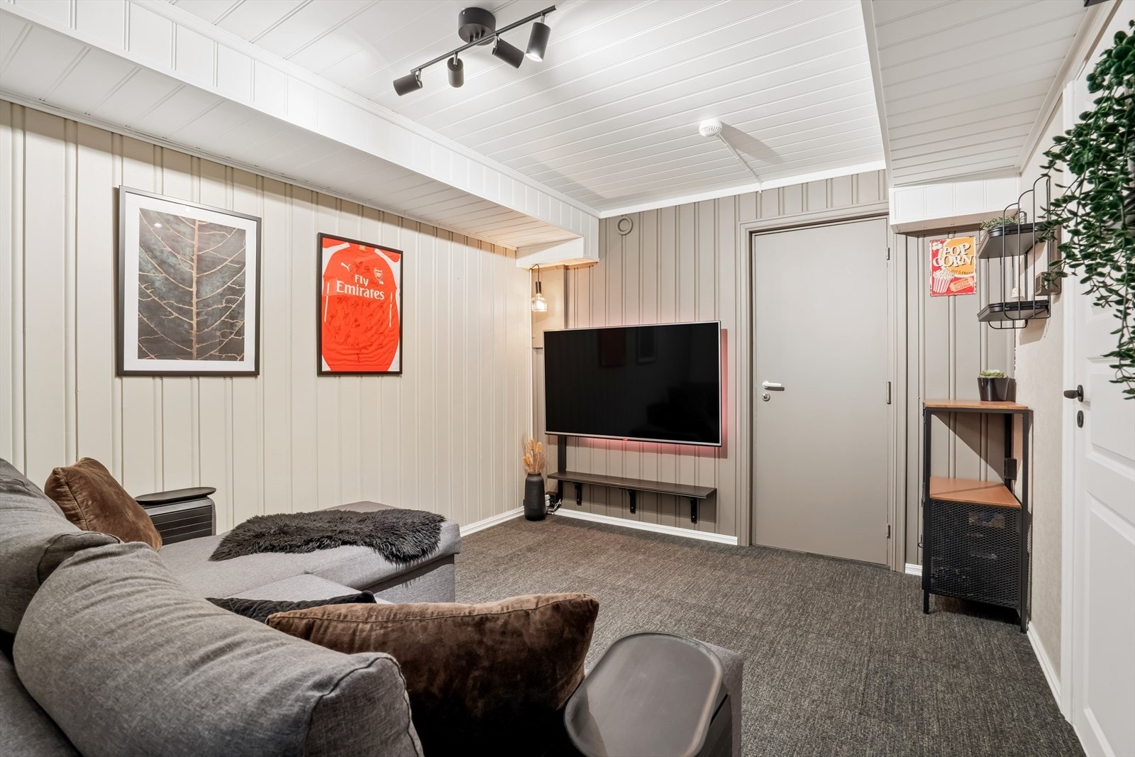 Kjellerstuen gir et ekstra oppholdsrom perfekt for hobby eller TV-stue. Galleribilde