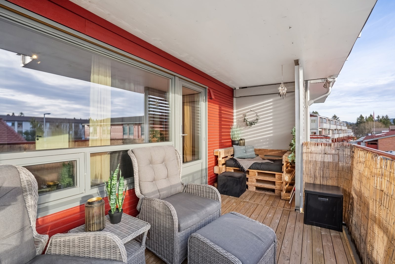 Fra balkongen i andre etasje og terrassen på forsiden er det gode solforhold utover dagen. Galleribilde