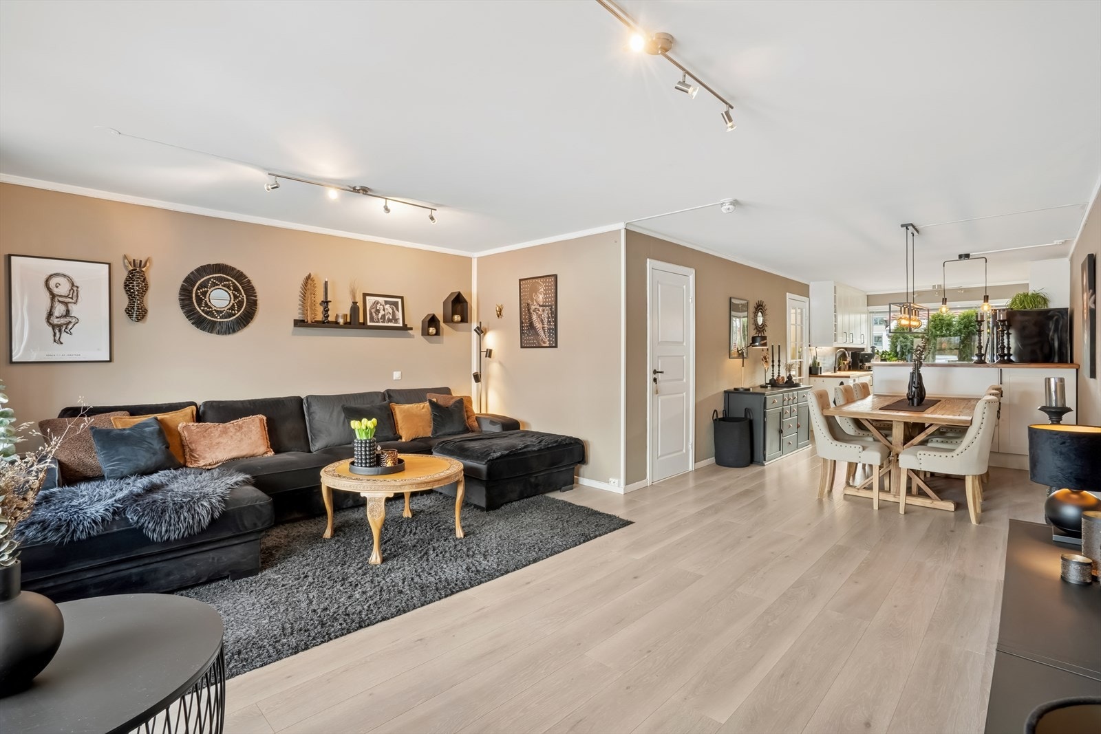 Velkommen til Røyskattvegen 38! Lys og fin stue med god plass til både sofagruppe og spisebord. Galleribilde