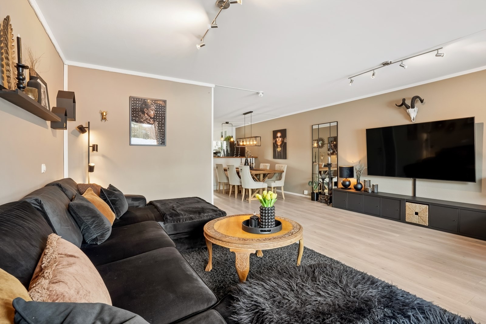 Den åpne løsningen mellom stue og spisestue skaper en luftig og sosial atmosfære. Galleribilde