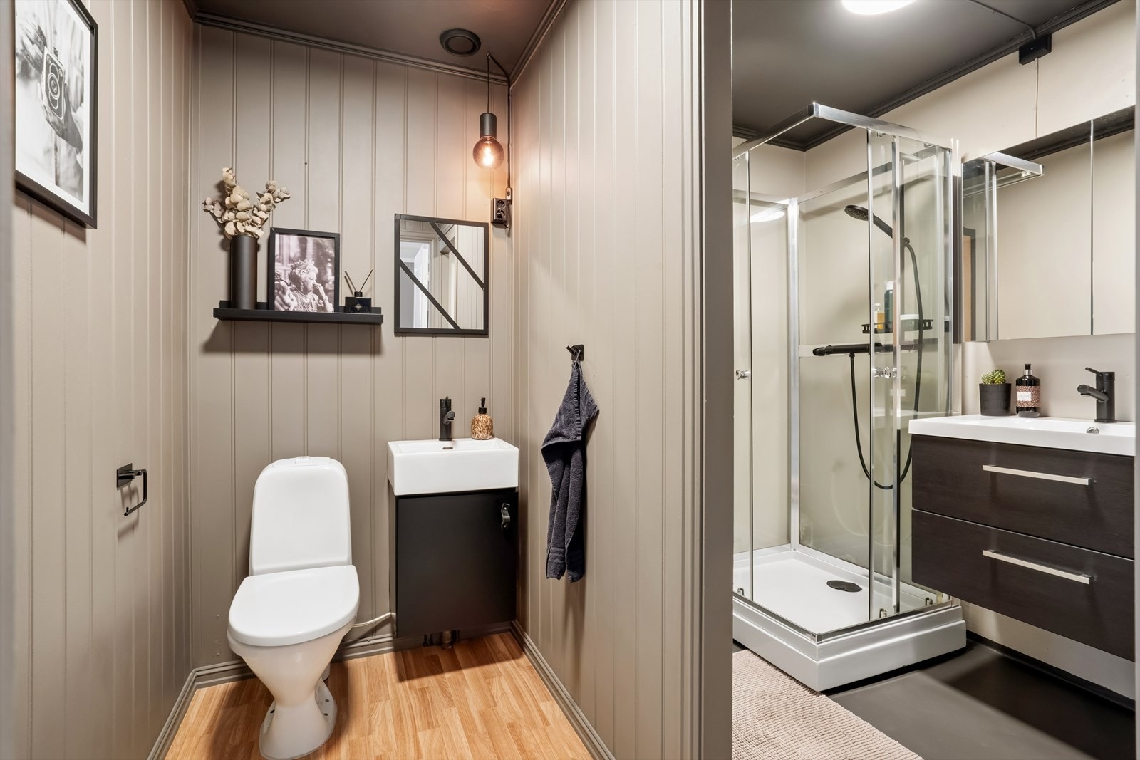 Separat toalettrom, oppgradert i 2023, praktisk plassert i tilknytning til badet. Galleribilde