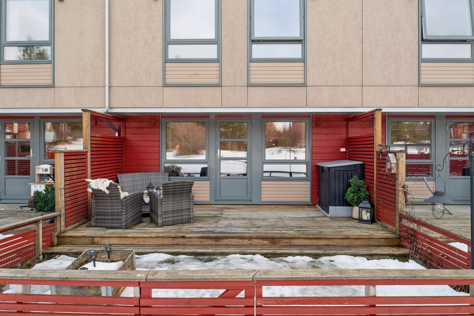 Velkommen til dette innholdsrike rekkehuset over tre plan, beliggende i et rolig og barnevennlig nabolag. Galleribilde