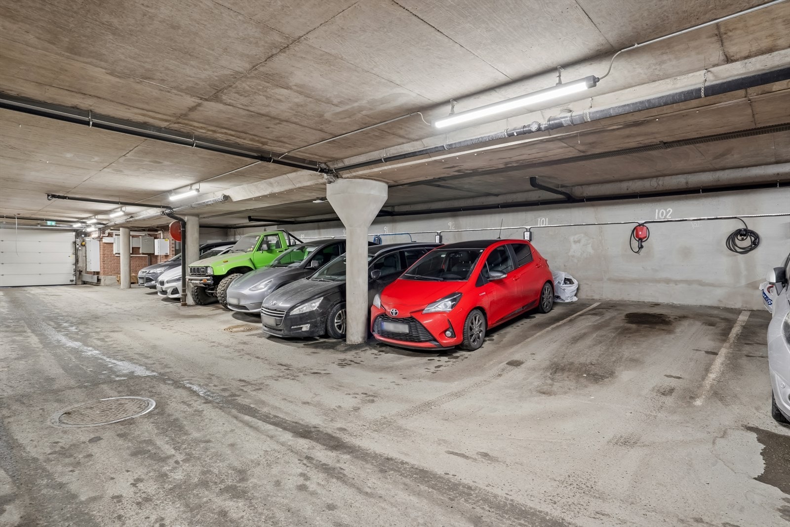 Det medfølger én parkeringsplass i felles garasjeanlegg, med mulighet for el-billading. Galleribilde