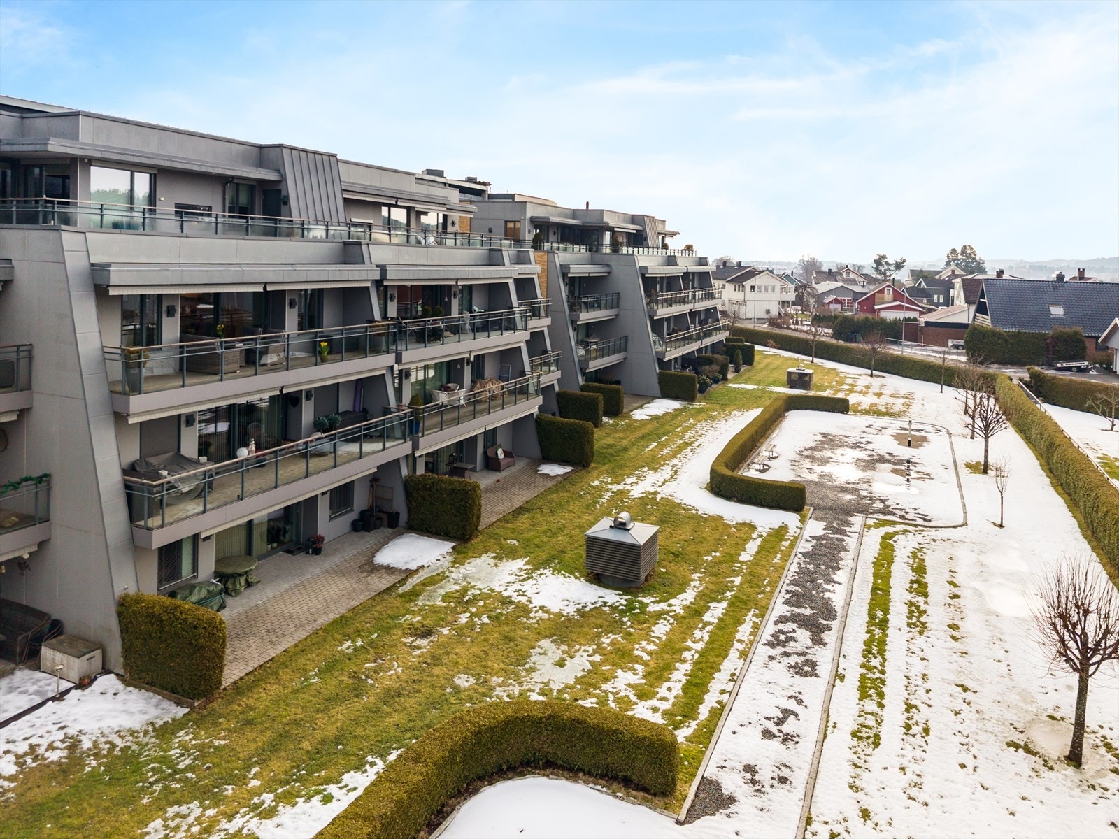 Tomten har pent opparbeidede, felles grøntarealer mot vest. Grøntarealene er fint beplantet med plen, trær og prydbusker. Galleribilde