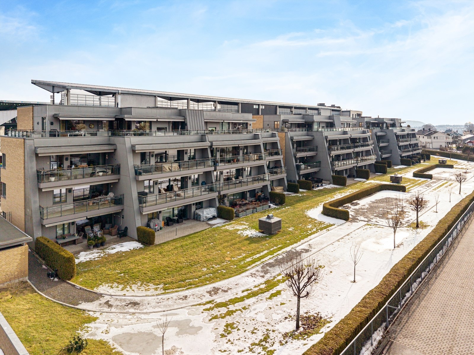 I sentrum finnes det et rikt utvalg av diverse butikker, inkludert dagligvareforretninger, kafeer og restauranter, samt diverse kulturtilbud. Galleribilde