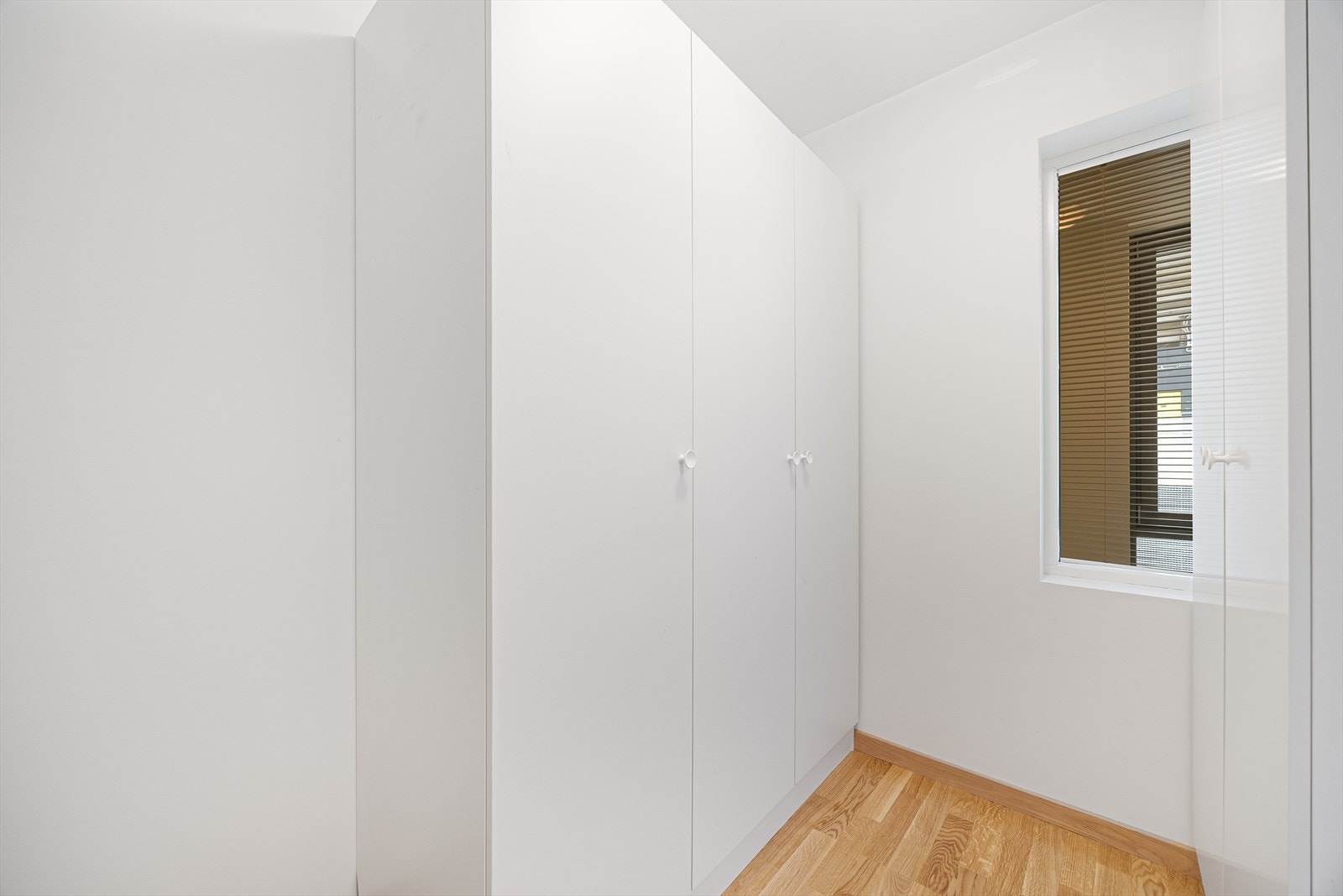 Leiligheten har også en tilliggende garderobe, med store garderobeskap for ytterligere oppbevaring. Galleribilde