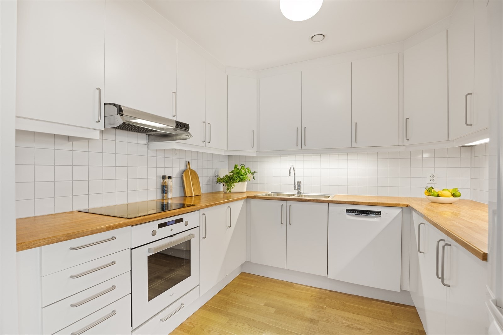 Lyst og velholdt kjøkken i delvis åpen løsning, med takhøy kjøkkeninnredning. Innredningen har godt med skapplass og integrert stekeovn. Galleribilde