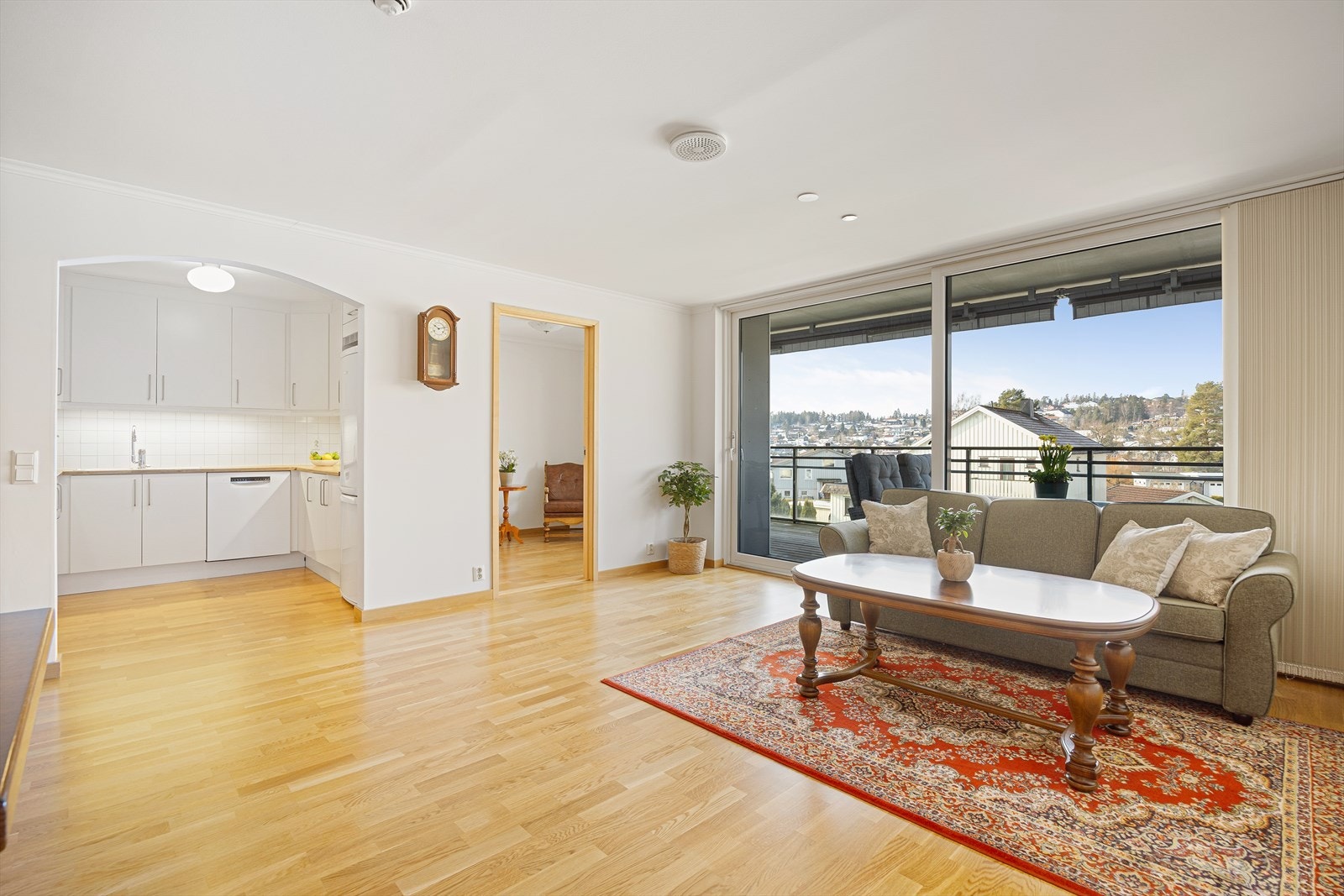 Skyvedøren har store vindusflater, som slipper inn rikelig med naturlig lys og gir flott utsikt over nærområdet. Det er montert lameller for solskjerming. Galleribilde