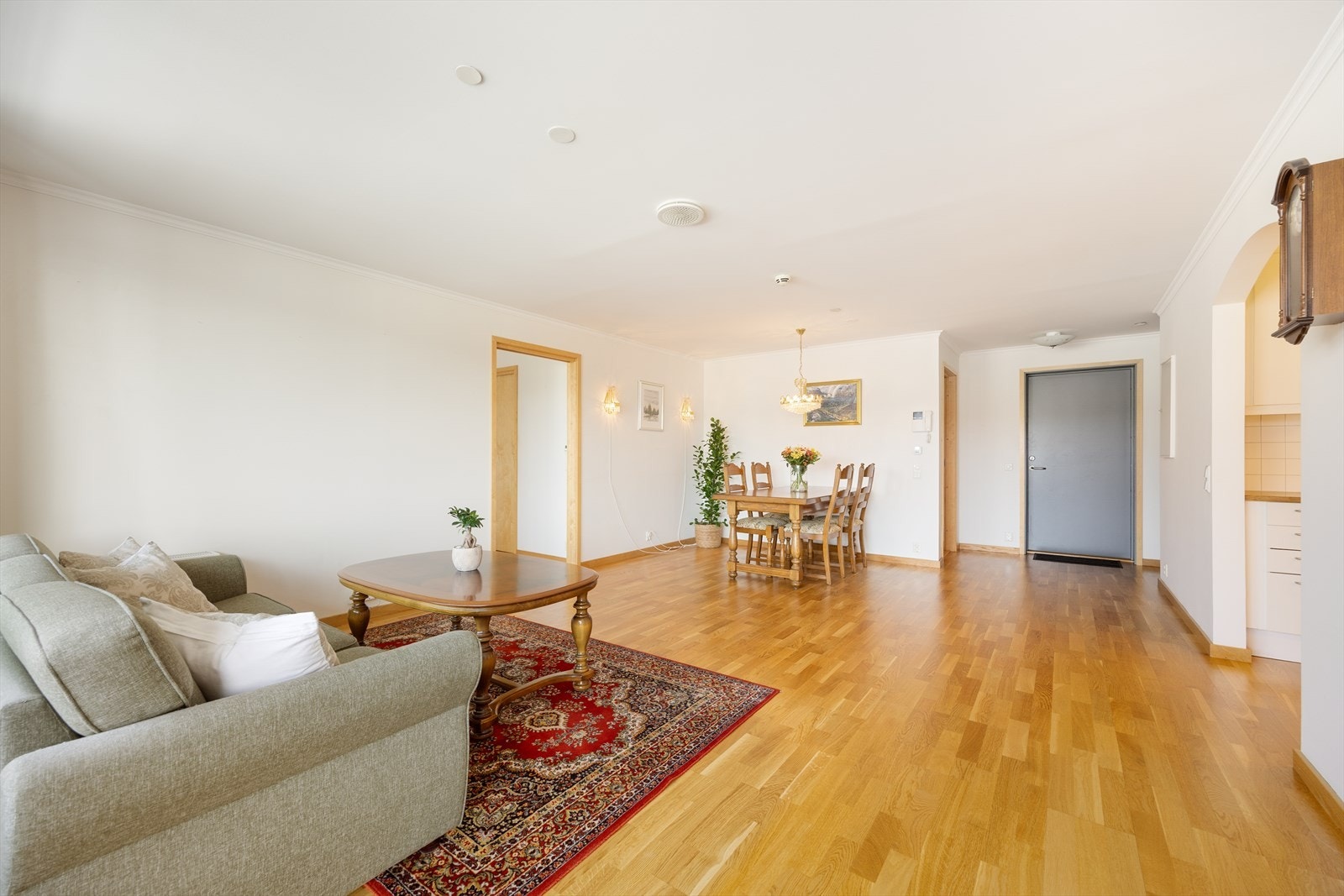 Bygget ble oppført i 2012 og leiligheten har god standard med parkett på gulv, malte vegger og malt tak. Felles fjernvarmeanlegg og balansert ventilasjon. Galleribilde