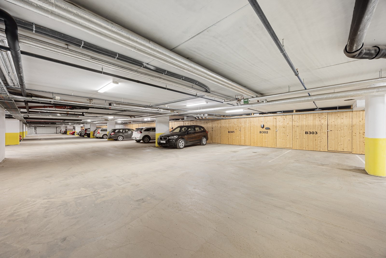 Leiligheten disponerer i tillegg én biloppstillingsplass og bod i felles garasjekjeller, merket 303. Galleribilde