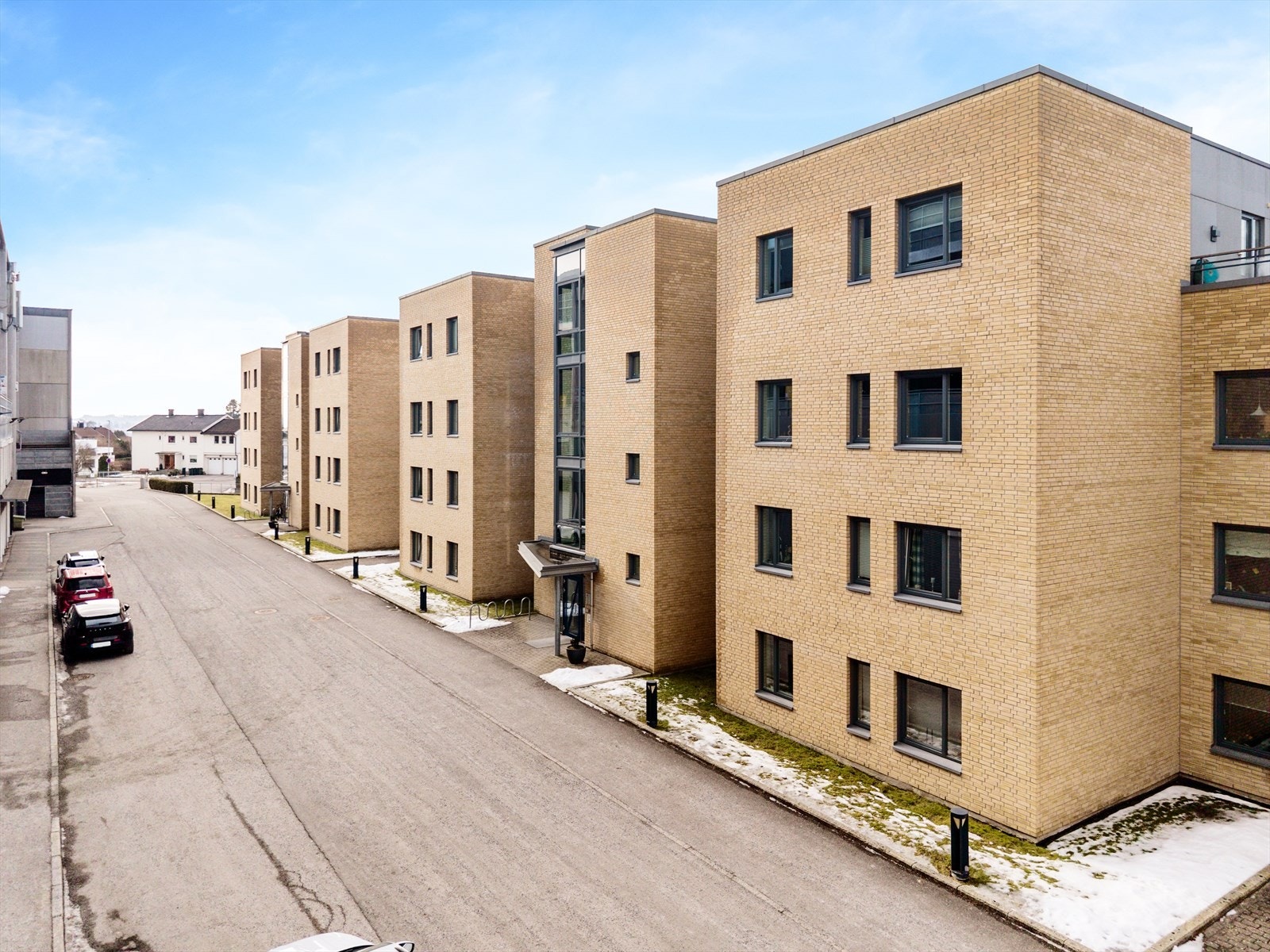 Området er sentrumsnært, med gangavstand til Skiens trivelige sentrumsgater og alle bykjernens fasiliteter. Gode bussforbindelser. Galleribilde