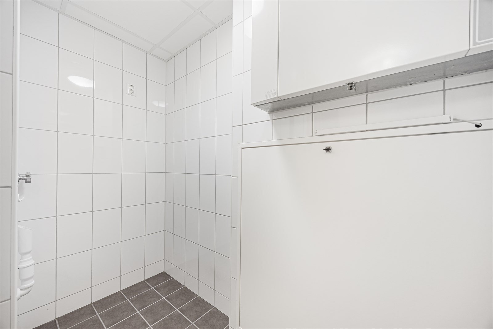 Eget flislagt vaskerom/teknisk, utstyrt med vannbåren gulvvarme, opplegg for vaskemaskin, fordelerskap og aggregat til balansert ventilasjon. Galleribilde