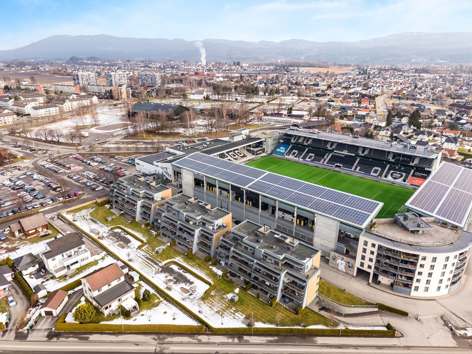 Dagligvarehandelen kan gjøres ved Kiwi Falkum eller Rema 1000 Falkum som begge er beliggende på hvert sitt hjørne av Skagerak Arena. Galleribilde