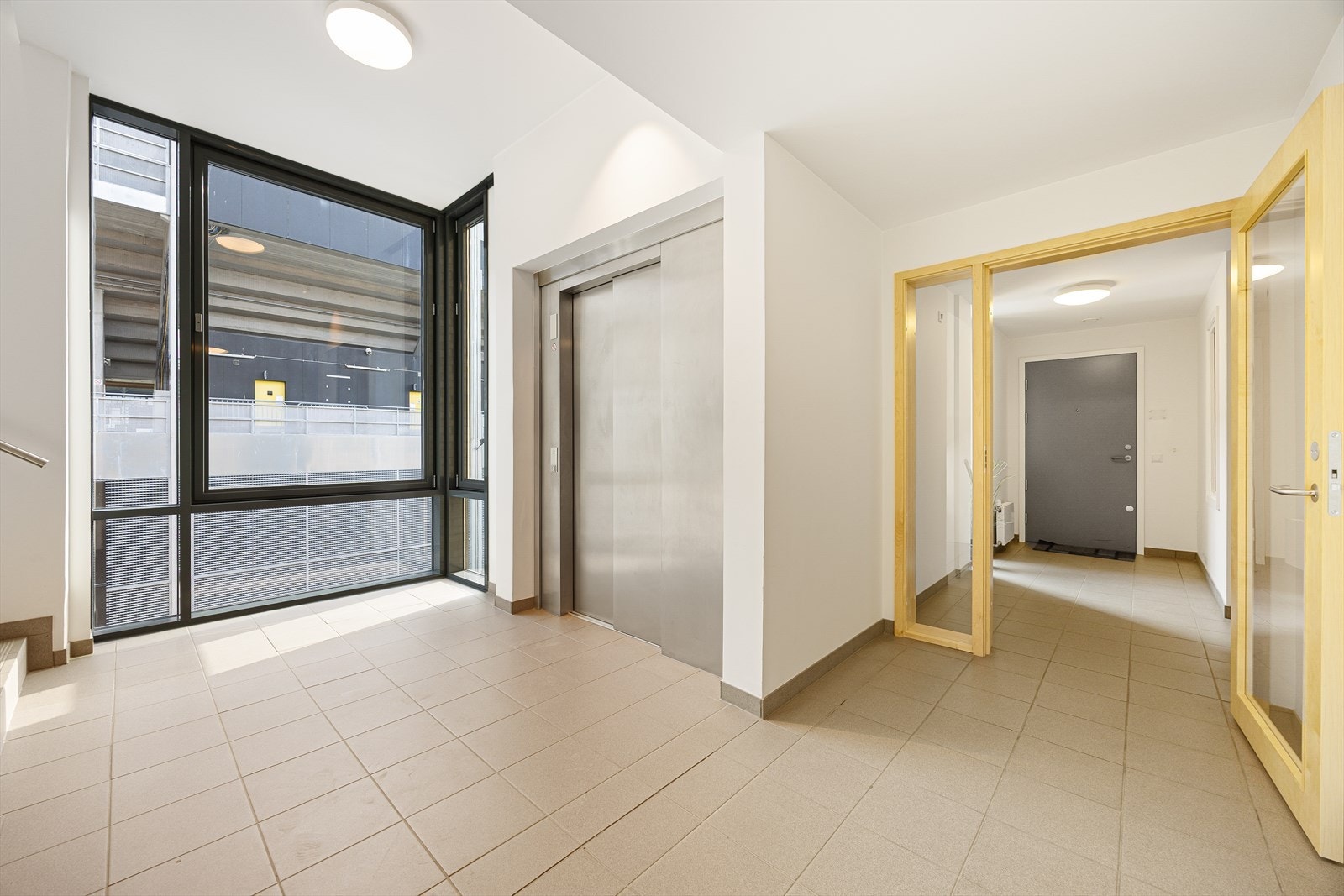 Lyse, fine fellesarealer med flislagte gulv og heis med stoppested i alle etasjer. Galleribilde