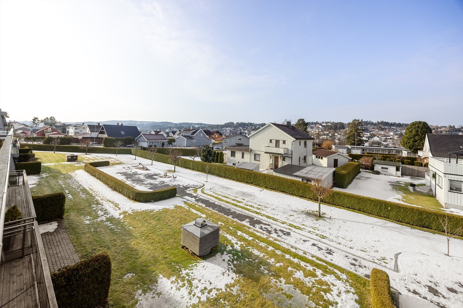 Det er også opparbeidet lekeplass med diverse lekeapparater, samt et hyggelig samlingssted med sittebenker. Galleribilde