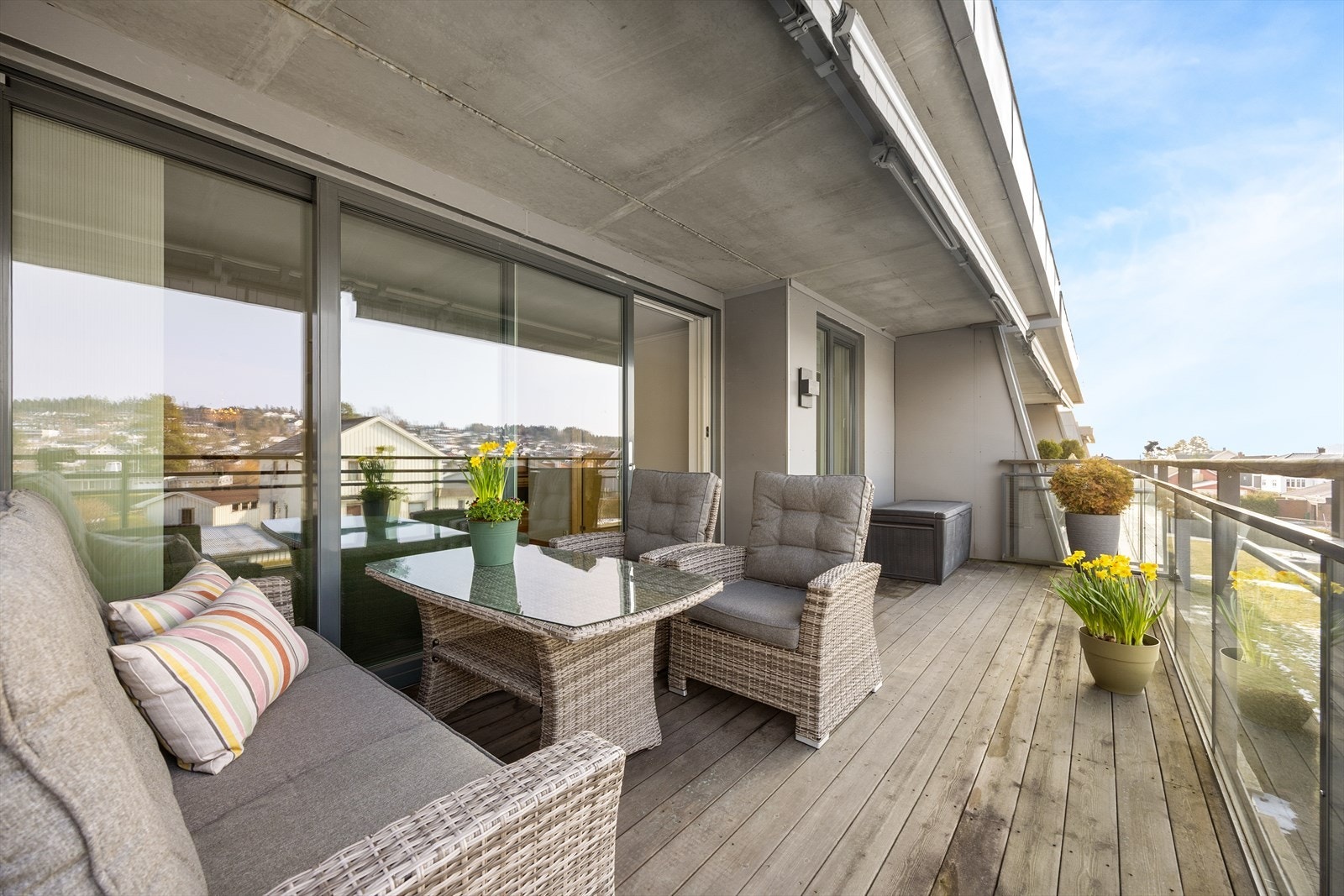 Verandaen ligger lunt til, delvis overbygget og med glassrekkverk i front. Her er det gode solforhold og flott utsikt over nærområdet! Galleribilde