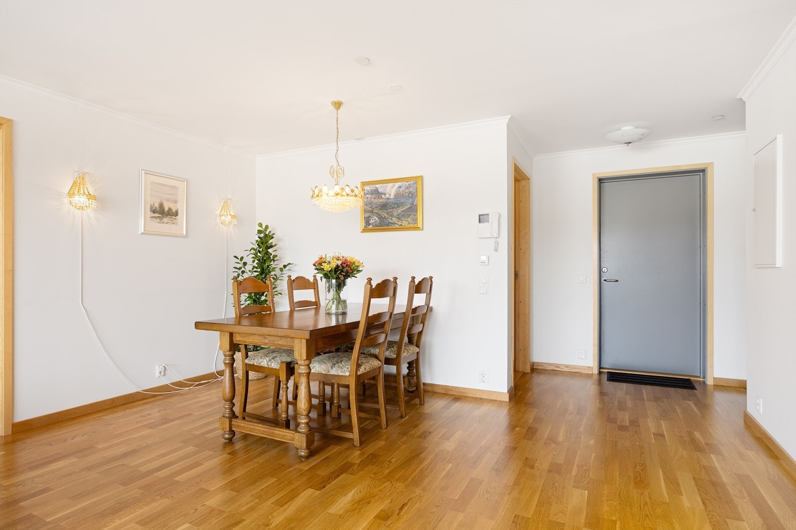 Romløsningen skaper fine soner for møblering, med god plass til både sofagruppe og spisestue. Kabel tv og internett er inkl. i felleskostnadene. Galleribilde