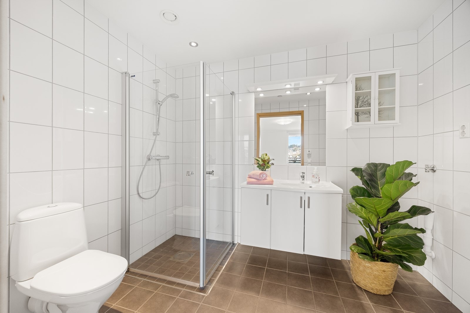 Badet har vannbåren gulvvarme, gulvmontert toalett, servantinnredning og dusjnisje med innfellbare dusjvegger, samt opplegg for vaskemaskin. Galleribilde