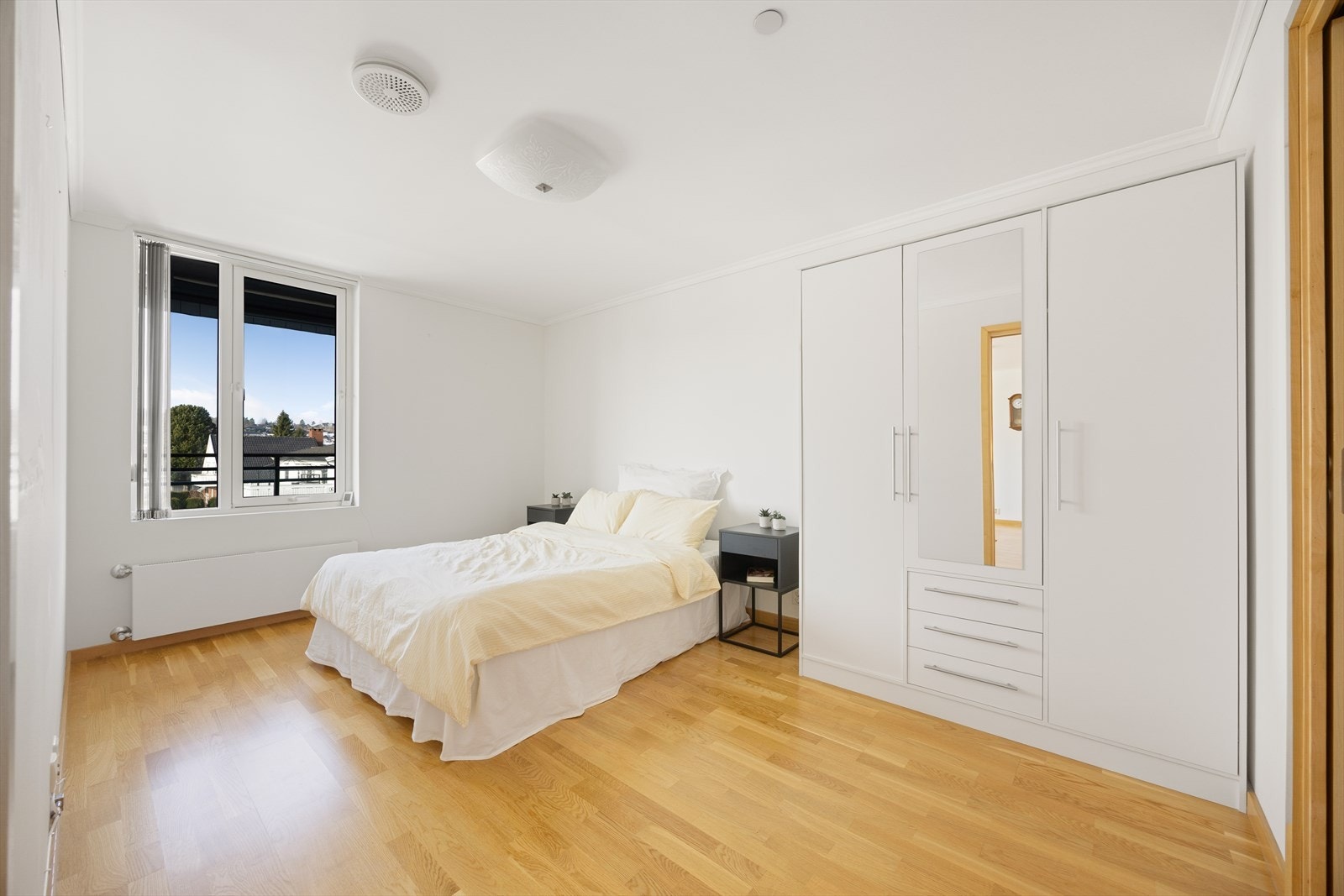 Leiligheten har to soverom, begge med adkomst fra stuen. Soverommene har vestvendte vindusflater som vender ut mot egen veranda. Galleribilde