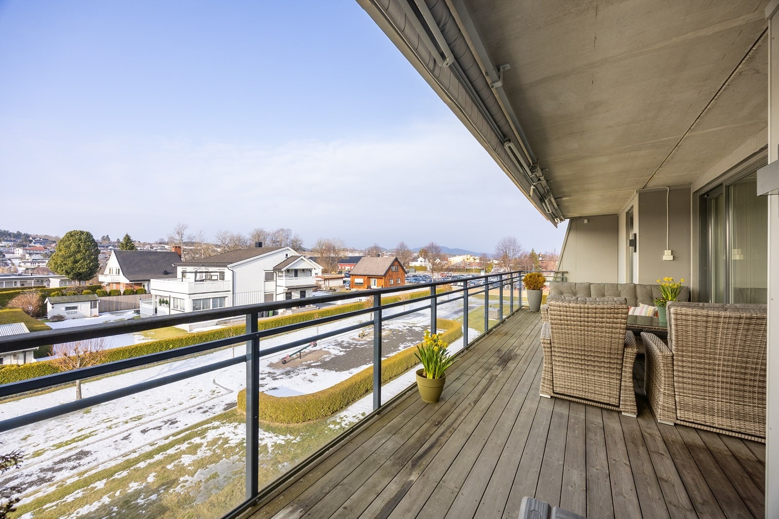 Leiligheten ligger fint til i 3. etasje i Stadion Terrasse, med god planløsning og stor, delvis overbygget veranda mot vest. Galleribilde