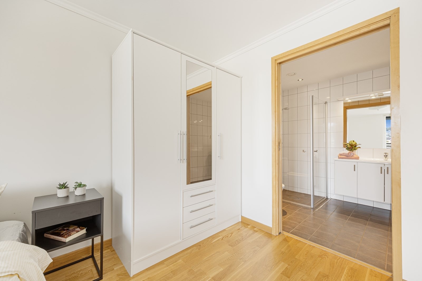 Hovedsoverommet er av god størrelse, med god plass til dobbeltseng og stort garderobeskap for klesoppbevaring, samt tilliggende bad. Galleribilde