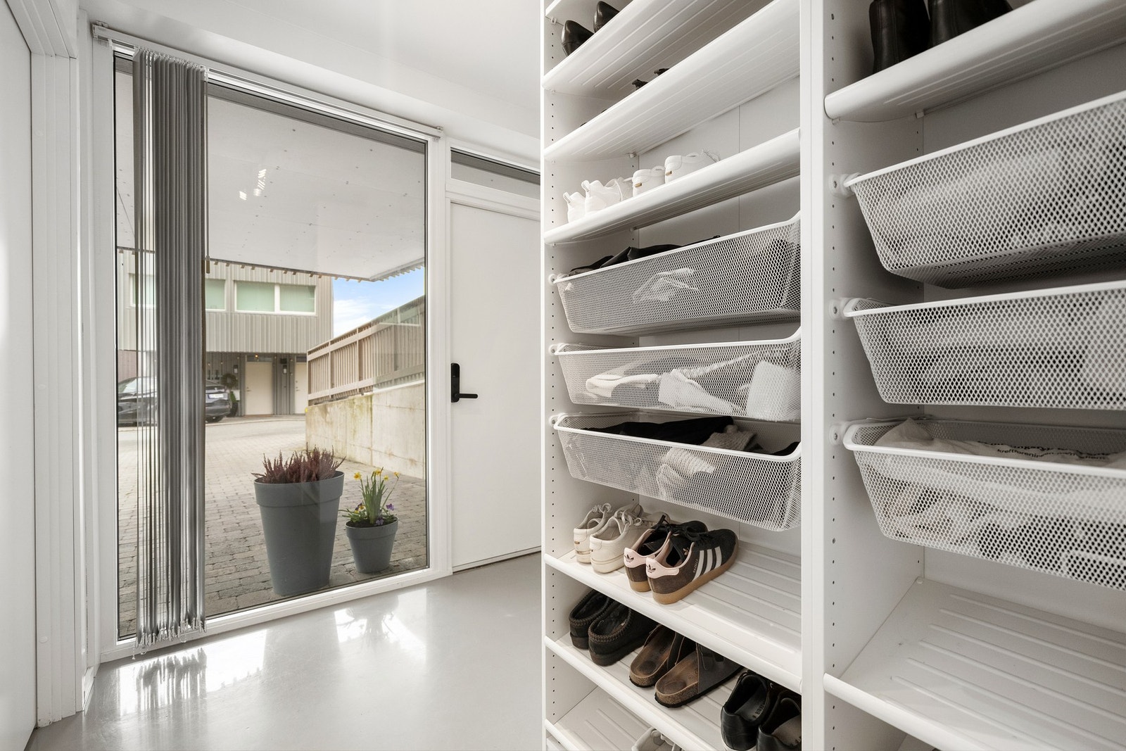 Praktisk fellesgang med rikelig oppbevaringsmuligheter før du kommer inn i leiligheten. Galleribilde