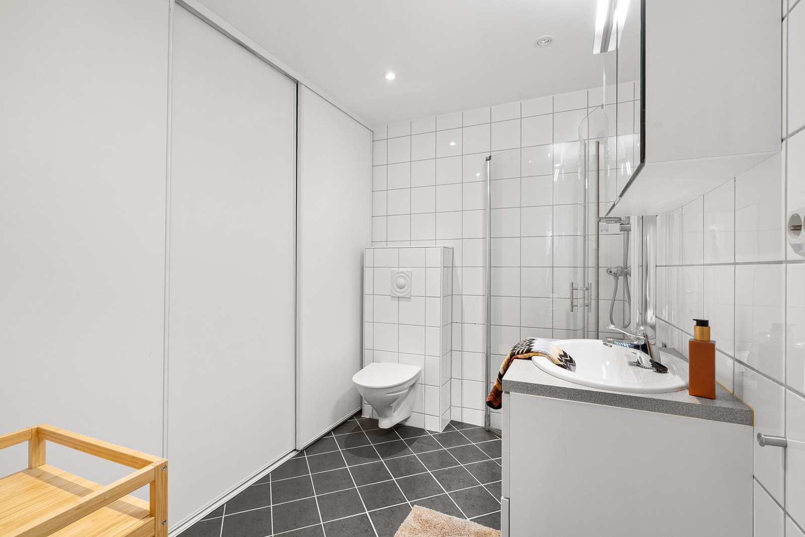 Stilrent helfliset bad med gjennomtenkte løsninger for både funksjon og komfort. (1 etasje) Galleribilde