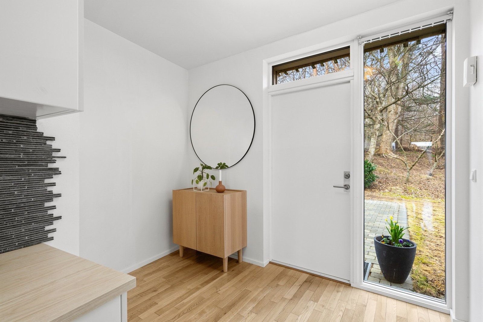 Praktisk utgang til hage og hyggelig uteområde. Galleribilde