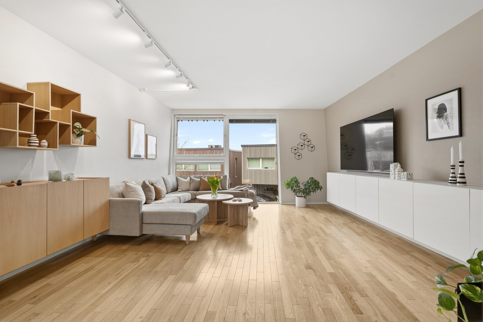 Store vindusflater som slipper inn godt med lys og skaper en luftig atmosfære. Galleribilde