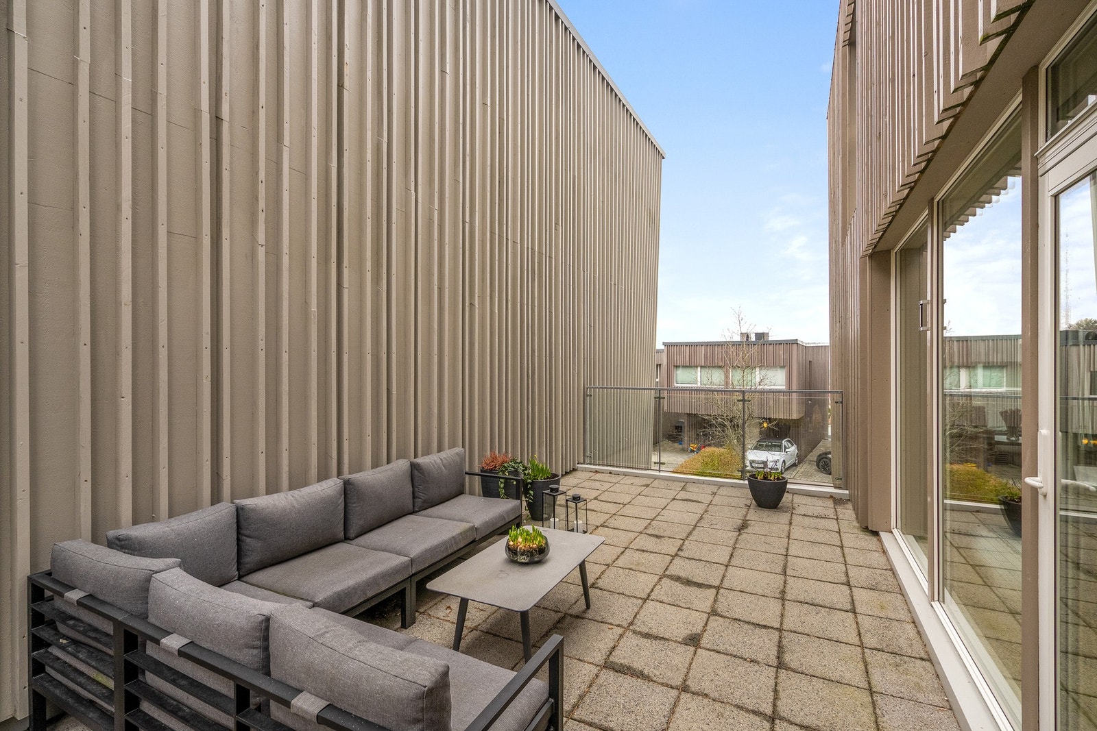 Skjermet terrasse som innbyr til avslapning med egen sittekrok. Galleribilde