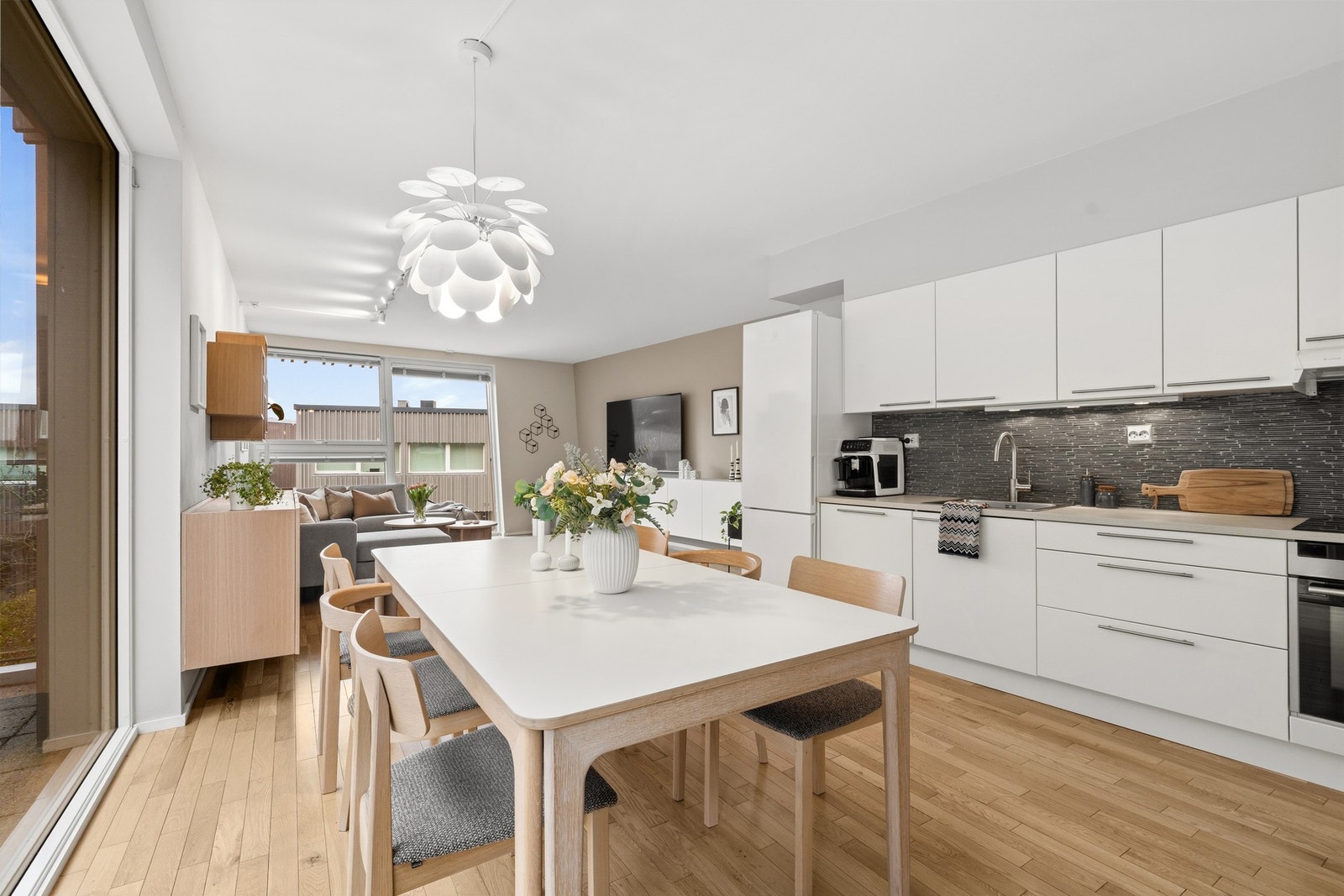 Stilrent kjøkken med god oppbevaringsplass i skap og skuffer. Galleribilde