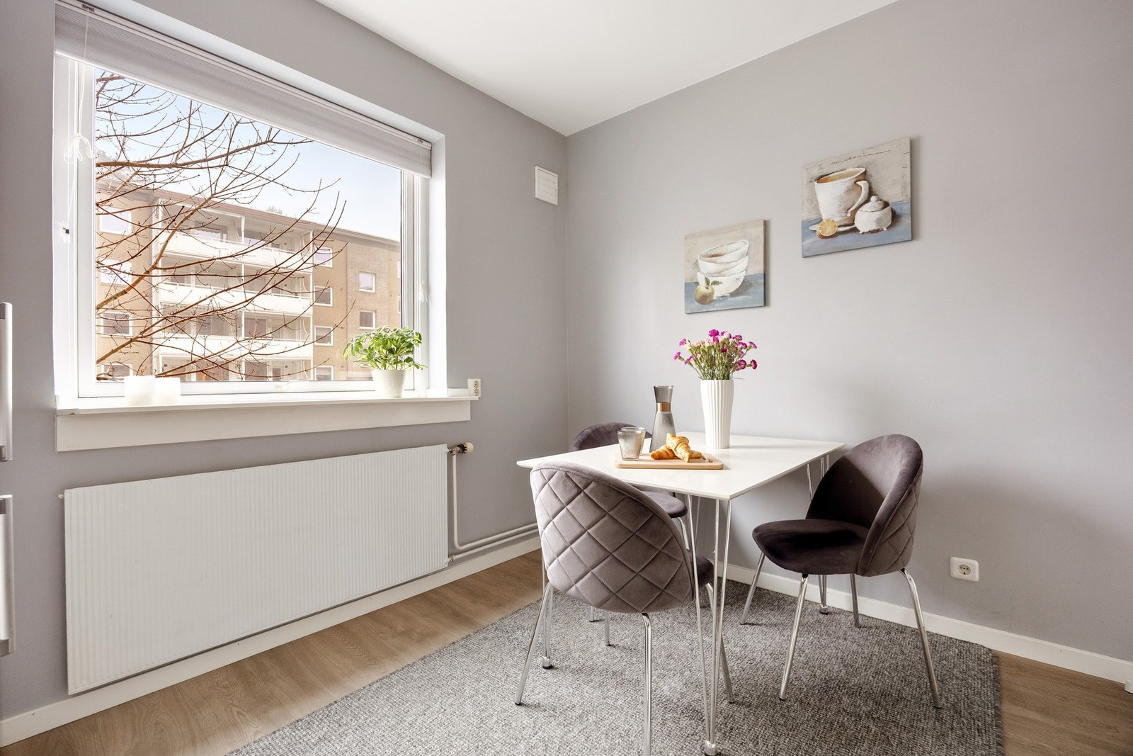 God plass til spisebord ved vinduet. Galleribilde