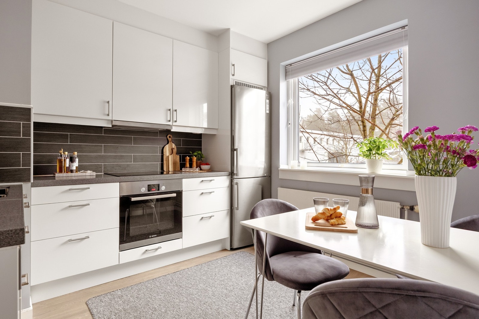 Videre har leiligheten et praktisk separat kjøkken. Galleribilde